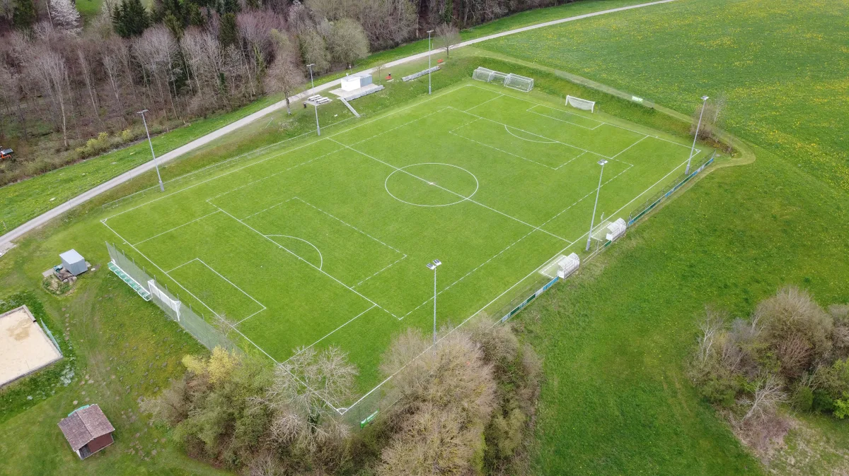 Luftaufnahme des Fussballplatzes auf der Sportanlage Mettlen in Weisslingen.